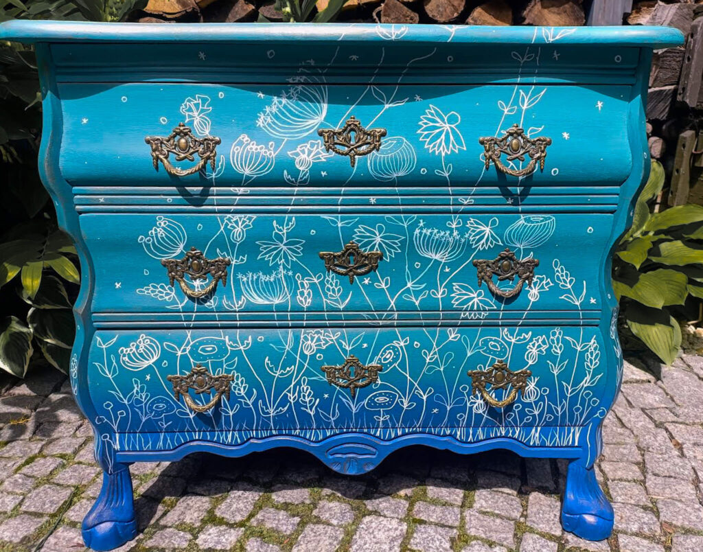 Komoda pomalowana w łąkę - podobna możesz stworzyć po przerobieniu kursu malowania mebli w łąkę